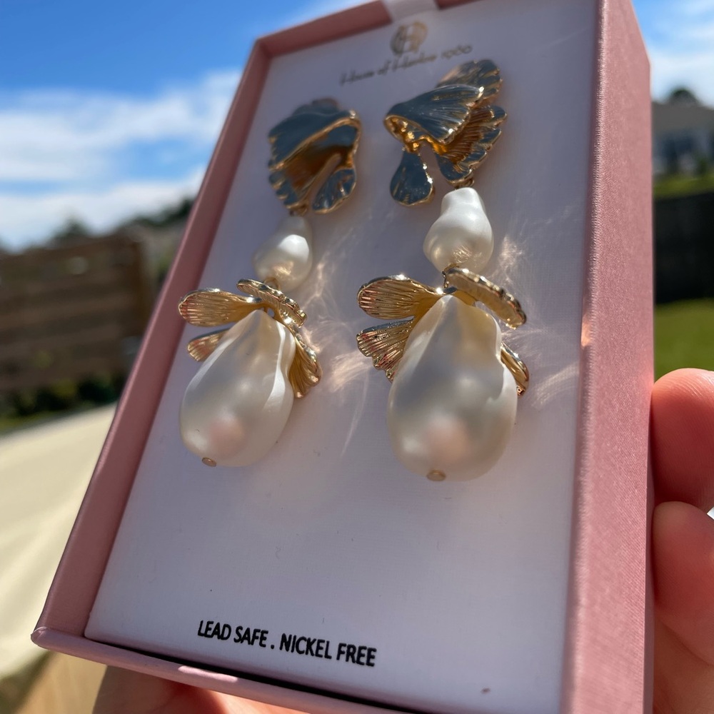 NEW House Of Harlow 1960 Gold Tone Leaf And Faux Pearl Dangle Drop Earrings - Picture 4 of 12